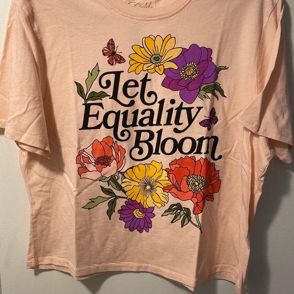 🆕 New Let Equality Bloom graphic tee - medium - Picture 2 of 5